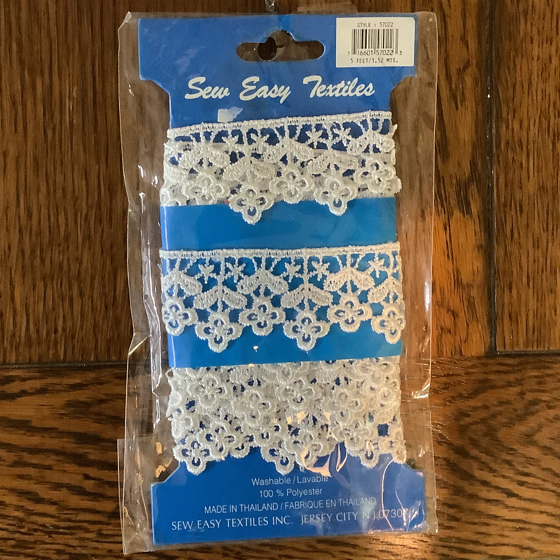 Card of synthetic white lace with daisy pattern
