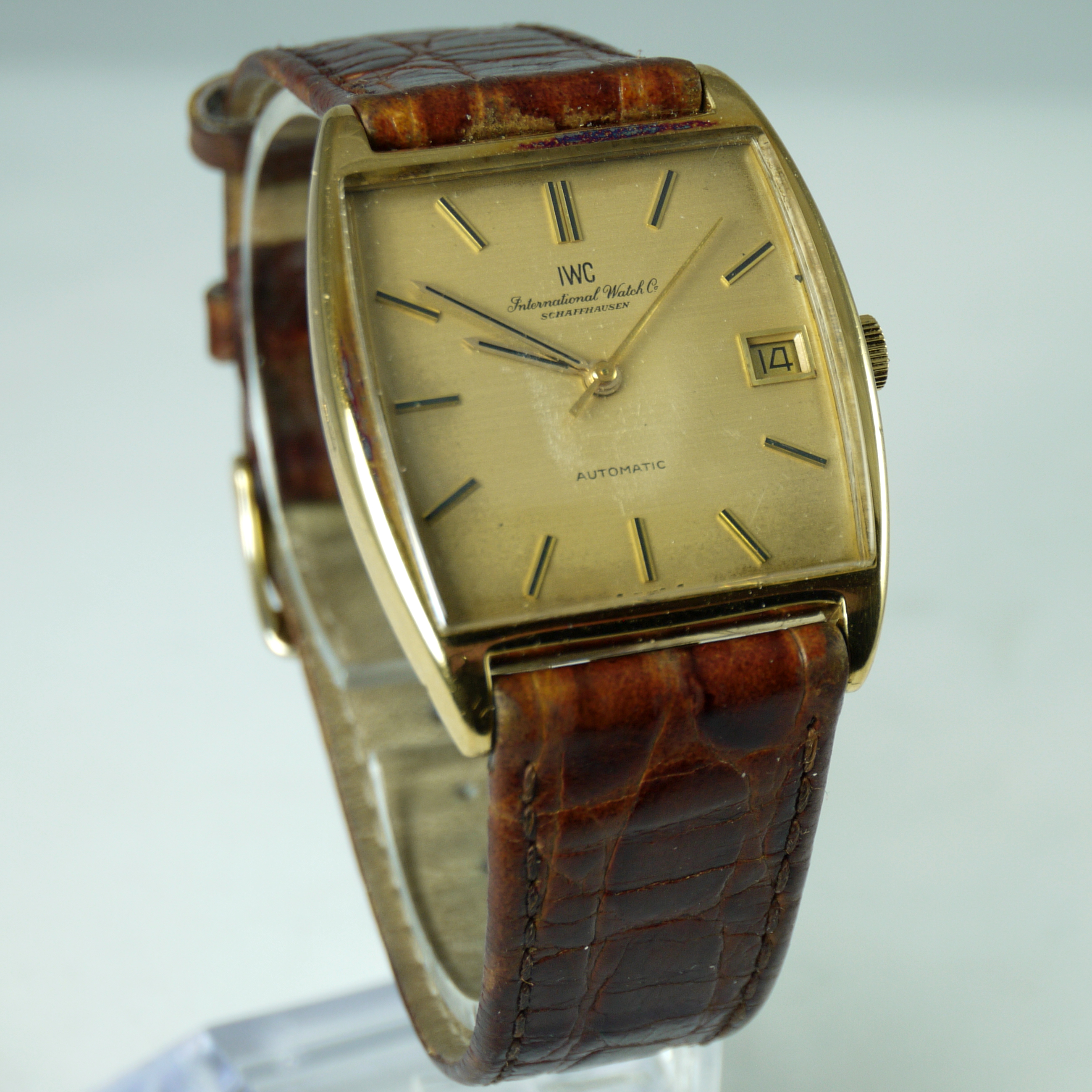 International Watch Co Automatic wristwatch in 14 karat yellow gold with brown leather strap