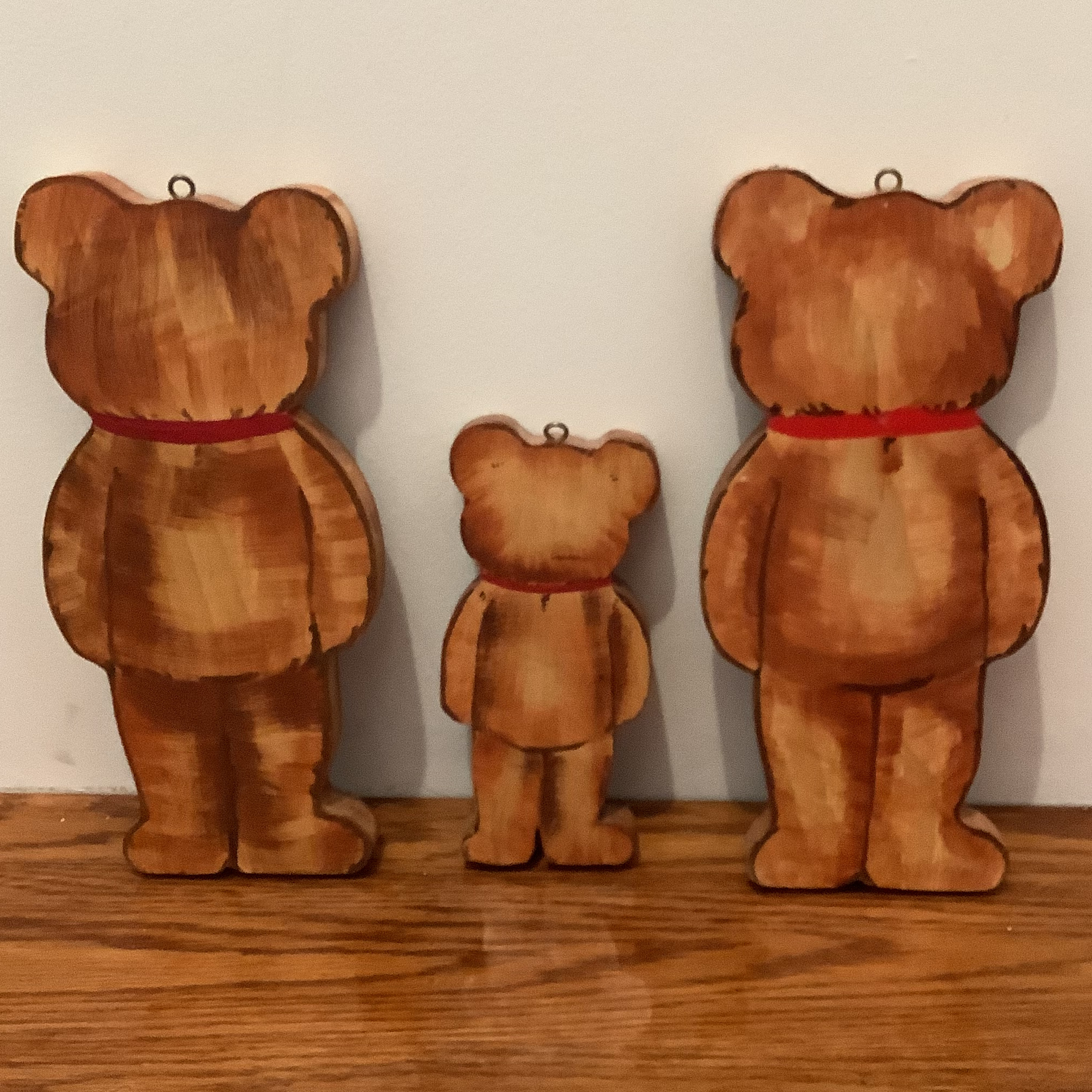 Back view of wooden bears, also painted