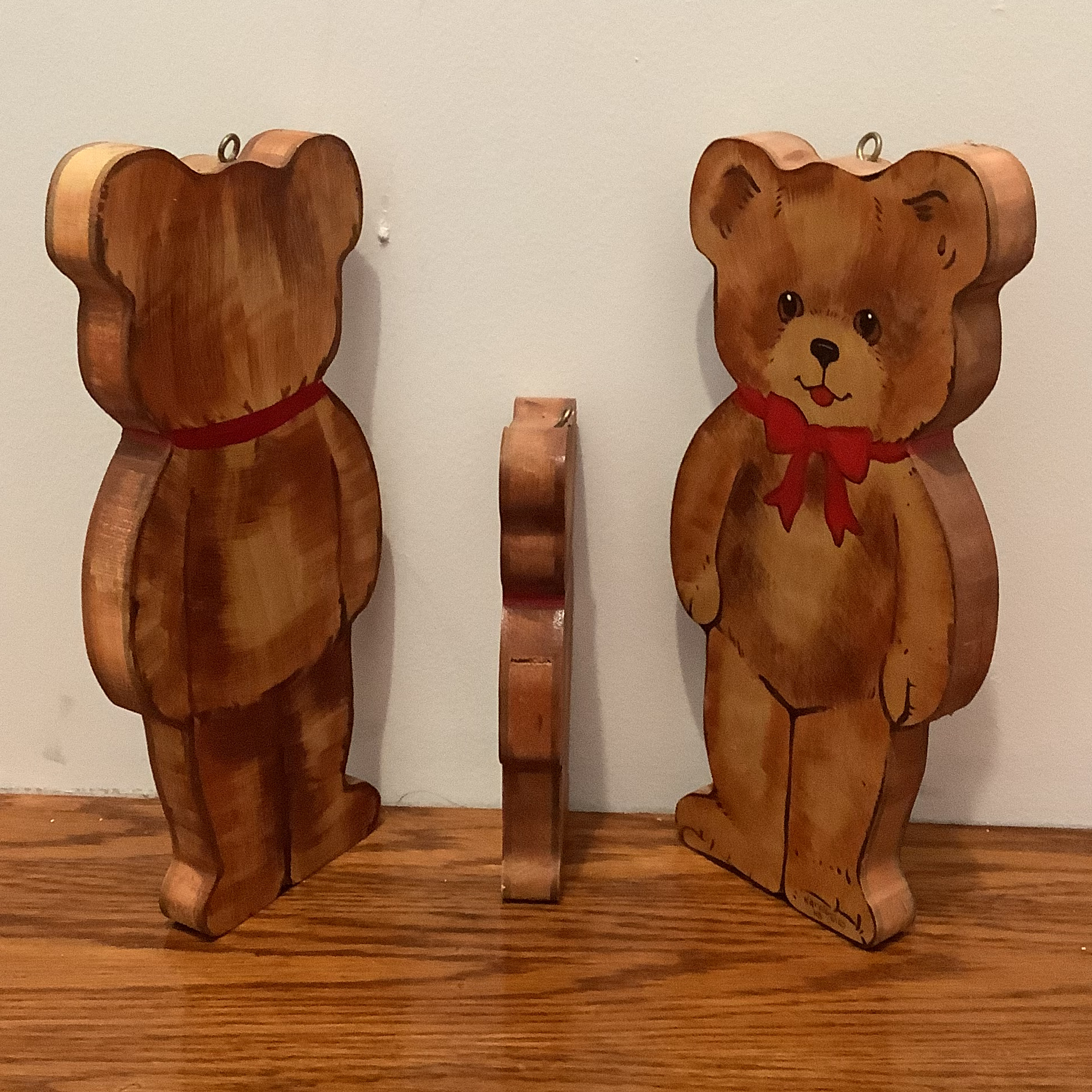 Side view of wooden bears showing their two-dimensional shape